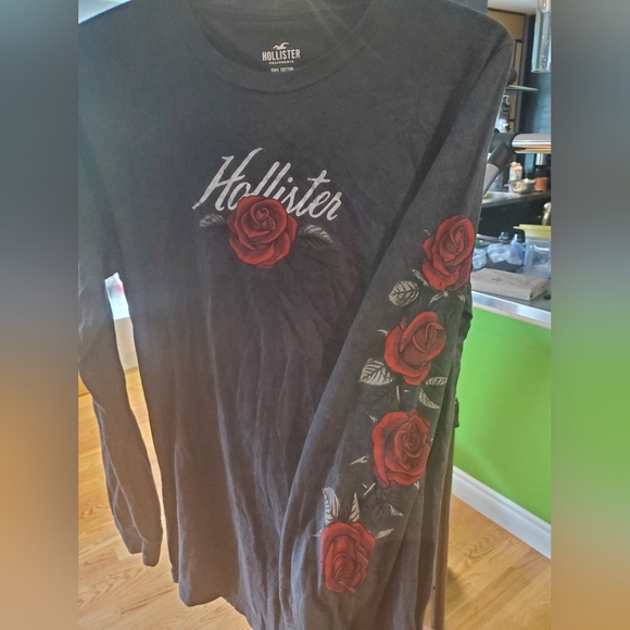Hollister Long Sleeve - Picture 3 of 3